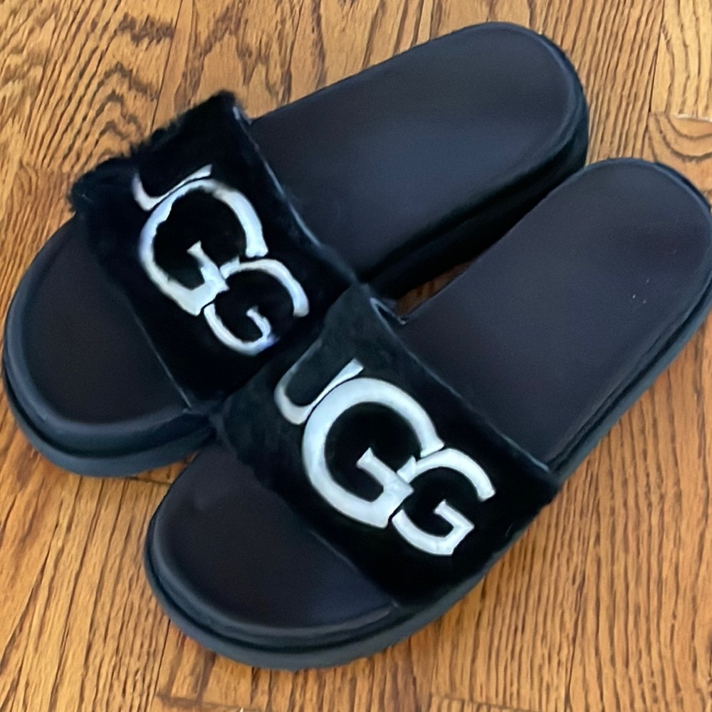 NWOT Ugg Laton Slide